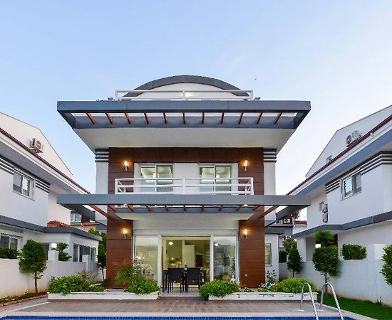 Fethiye Ölüdeniz'de Denize Yakın Konumda, Özel Havuzlu, Modern Villa - 1