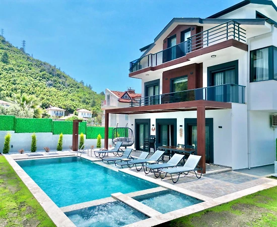 Fethiye Ölüdeniz'de Denize Yakın, Özel Havuzlu, Bahçeli Villa - 1