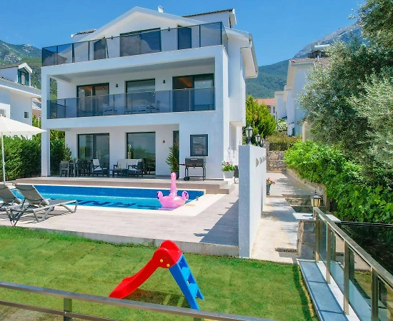 Fethiye Ölüdeniz'de Ferah Alanlara Sahip, Özel Havuzlu, Estetik Villa - 1
