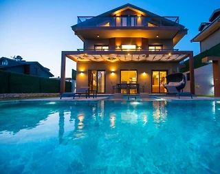 Fethiye Ölüdeniz'de Geniş Bahçe İçerisinde, Özel Havuzlu, Şık Villa - 1