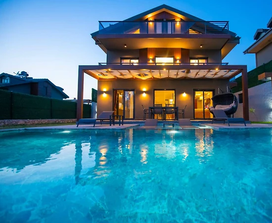 Fethiye Ölüdeniz'de Geniş Bahçe İçerisinde, Özel Havuzlu, Kiralık Villa - 1