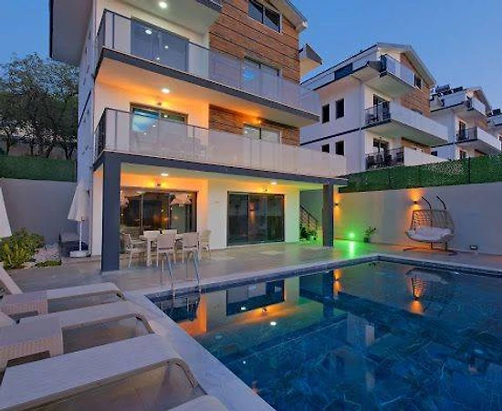 Fethiye Ölüdeniz'de Geniş Bahçeli, Özel Havuzlu, Hamamlı Villa - 1