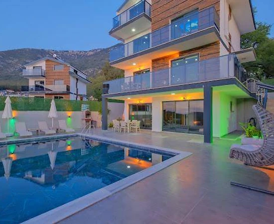 Fethiye Ölüdeniz'de Geniş Bahçeli, Özel Havuzlu, Hamamlı Villa - 1