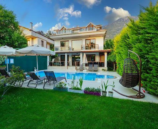 Fethiye Ölüdeniz'de Yemyeşil Bahçeli, Özel Havuzlu, Merkezi Villa - 1