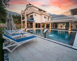 Fethiye Ölüdeniz'de Merkezi Konumda, Isıtmalı Havuzlu, 4+1 Villa - 1