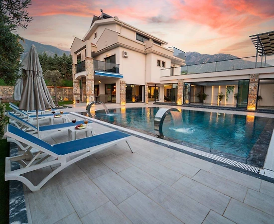 Fethiye Ölüdeniz'de Merkezi Konumda, Isıtmalı Havuzlu, 4+1 Villa - 1