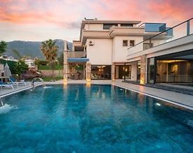 Fethiye Ölüdeniz'de Merkezi Konumda, Isıtmalı Havuzlu, 4+1 Villa - 2