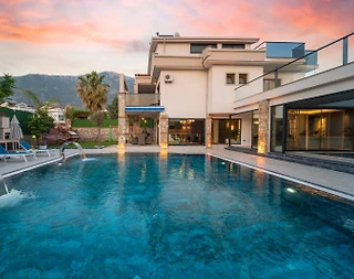 Fethiye Ölüdeniz'de Merkezi Konumda, Isıtmalı Havuzlu, 4+1 Villa - 2