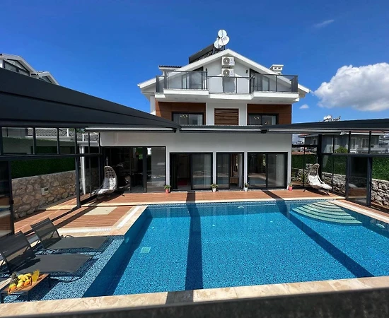 Fethiye Ölüdeniz'de Merkezi Konumda, Isıtmalı Havuzlu, Kiralık Villa - 1