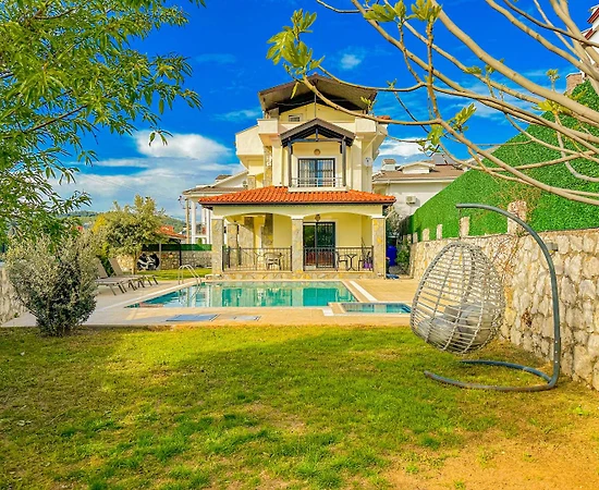 Fethiye Ölüdeniz'de Merkezi Konumda, Özel Havuzlu, 3+1 Villa - 1