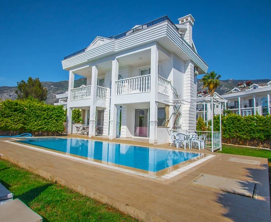 Fethiye Ölüdeniz'de Merkezi Konumda, Özel Havuzlu, Bahçeli Villa - 1