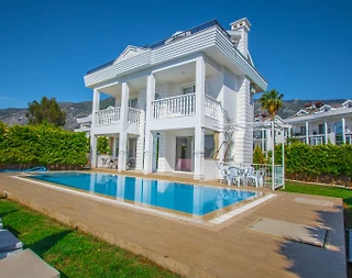 Fethiye Ölüdeniz'de Merkezi Konumda, Özel Havuzlu, Bahçeli Villa - 1
