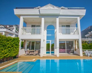 Fethiye Ölüdeniz'de Merkezi Konumda, Özel Havuzlu, Bahçeli Villa - 2