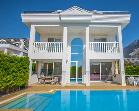 Fethiye Ölüdeniz'de Merkezi Konumda, Özel Havuzlu, Bahçeli Villa - 2