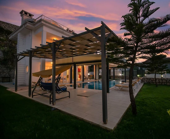 Fethiye Ölüdeniz'de Merkezi Konumda, Özel Havuzlu, Geniş Bahçeli Villa - 1