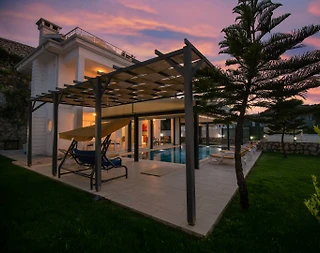 Fethiye Ölüdeniz'de Merkezi Konumda, Özel Havuzlu, Geniş Bahçeli Villa - 1