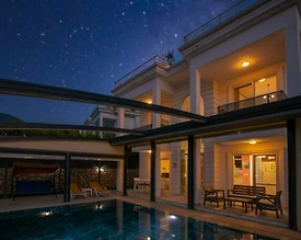 Fethiye Ölüdeniz'de Merkezi Konumda, Özel Havuzlu, Geniş Bahçeli Villa - 2