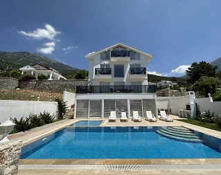 Fethiye Ölüdeniz'de Merkezi Konumda, Özel Havuzlu, Geniş Villa - 1