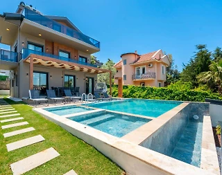 Fethiye Ölüdeniz'de Merkezi Konumda, Özel Havuzlu, Konforlu Villa - 1