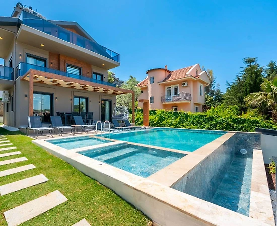 Fethiye Ölüdeniz'de Merkezi Konumda, Özel Havuzlu, Konforlu Villa - 1
