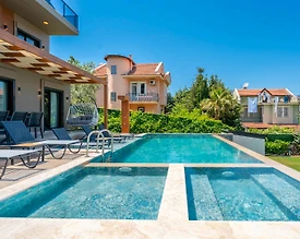 Fethiye Ölüdeniz'de Merkezi Konumda, Özel Havuzlu, Konforlu Villa - 2
