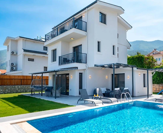 Fethiye Ölüdeniz'de Merkezi Konumda, Özel Havuzlu, Modern Villa - 1