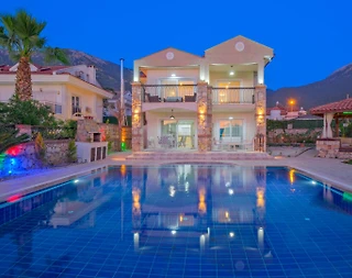 Fethiye Ölüdeniz'de Merkezi Konumda, Özel Havuzlu, Modern Villa - 1