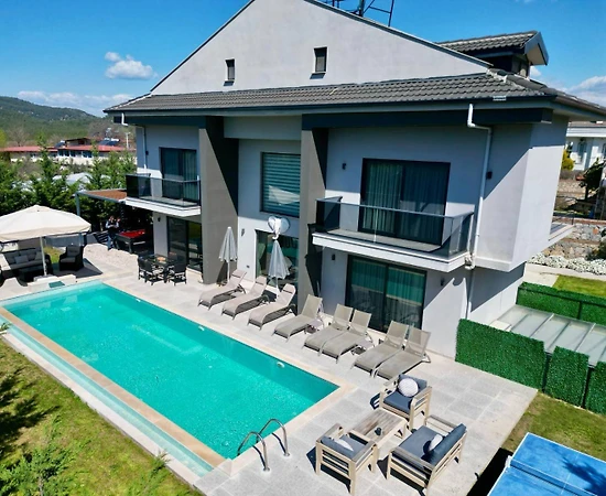 Fethiye Ölüdeniz'de Merkezi Konumda, Özel Havuzlu, Olanaklı Villa - 1