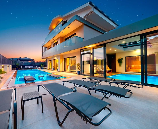 Fethiye Ölüdeniz'de Modern Mimarili, Açık ve Kapalı Havuzlu, 4+1 Villa - 1