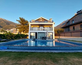 Fethiye Ölüdeniz'de Modern Tasarımlı, Özel Havuzlu, 4+1 Kiralık Villa - 2
