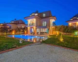 Fethiye Ölüdeniz'de Modern Tasarımlı, Özel Havuzlu, Bahçeli Villa - 2