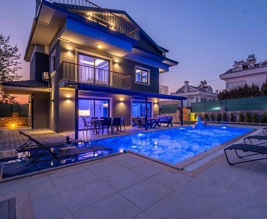 Fethiye Ölüdeniz'de Modern Tasarımlı, Özel Havuzlu, Merkezi Villa - 1