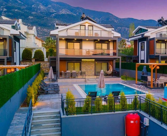 Fethiye Ölüdeniz'de Merkezi Konumda, 4+1, Bahçeli, Kiralık Villa - 1