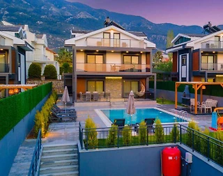 Fethiye Ölüdeniz'de Merkezi Konumda, 4+1, Bahçeli, Kiralık Villa - 1