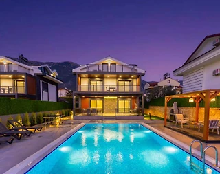 Fethiye Ölüdeniz'de Merkezi Konumda, 4+1, Bahçeli, Kiralık Villa - 4