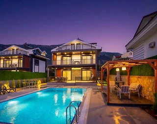 Fethiye Ölüdeniz'de Merkezi Konumda, 4+1, Bahçeli, Kiralık Villa - 5