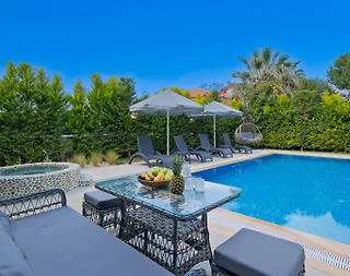 Fethiye Ölüdeniz'de Sakin Konumda, Açık ve Kapalı Havuzlu, Şık Villa - 4
