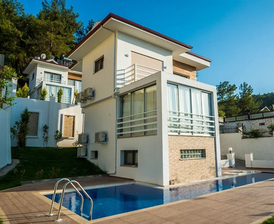 Fethiye Ölüdeniz'de Sakin Konumda, Özel Havuzlu, Merkezi Villa - 1