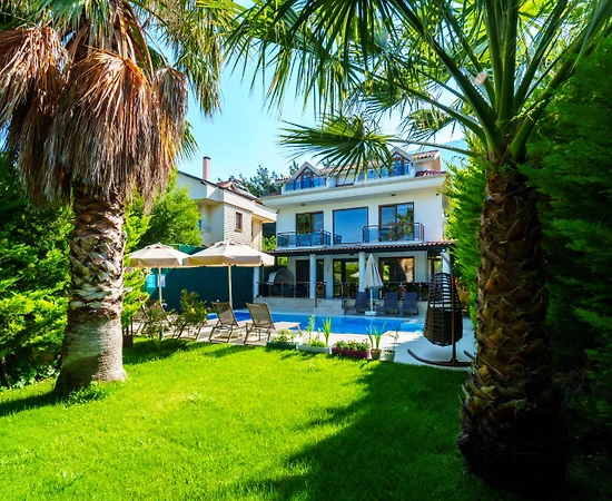Fethiye Ölüdeniz'de Yemyeşil Bahçeli, Özel Havuzlu, Merkezi Villa - 1