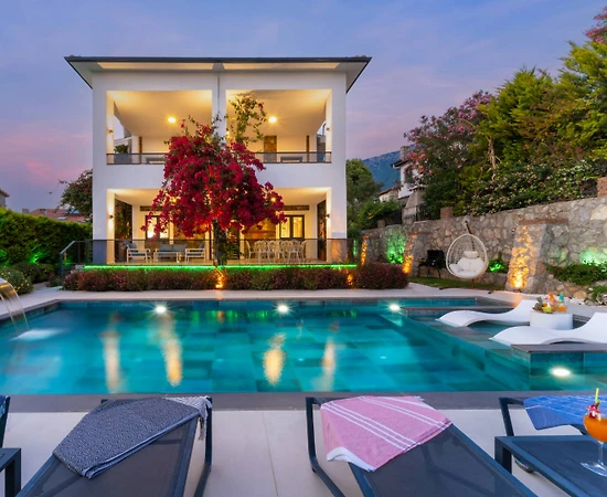 Fethiye Ölüdeniz'de Yemyeşil Bahçeli, Özel Havuzlu, Modern Villa - 1
