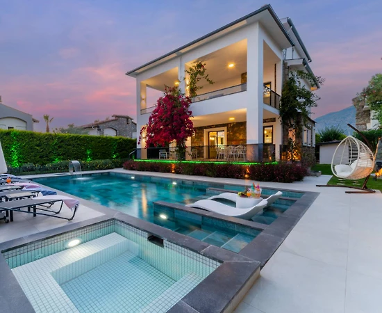 Fethiye Ölüdeniz'de Yemyeşil Bahçeli, Özel Havuzlu, Modern Villa - 1