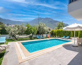 Fethiye Ölüdeniz'de Yemyeşil Bahçeli, Özel Havuzlu, Şık Villa - 1