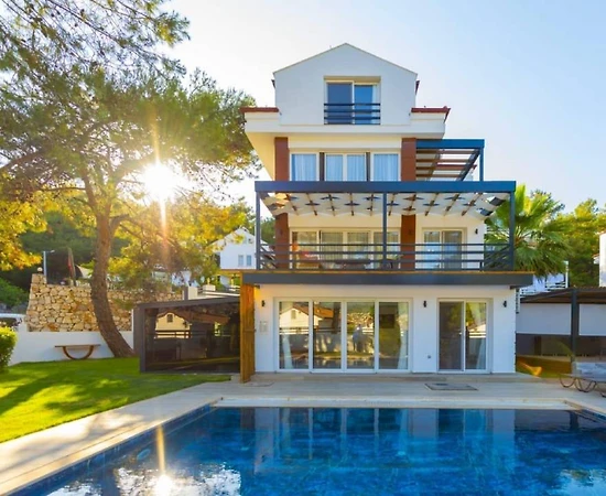 Fethiye Ölüdeniz'de Yemyeşil Doğada, Özel Havuzlu, Merkezi Villa - 1