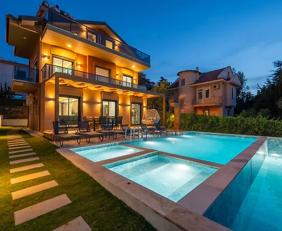 Fethiye Ölüdeniz'de Merkezi Konumda, Özel Havuzlu, Lüks Villa - 1