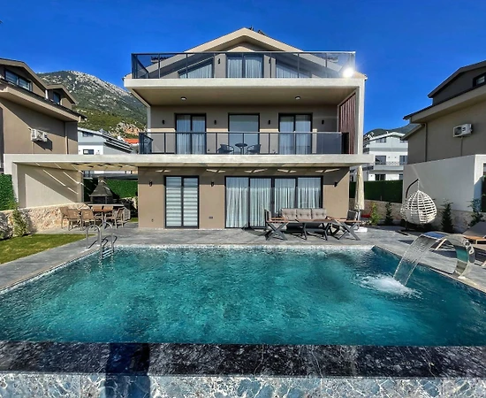 Fethiye Ölüdeniz'de Merkezi Konumda, Özel Havuzlu, 3+1 Villa - 1