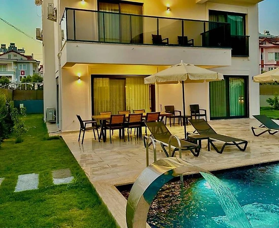 Fethiye Pazaryeri'nde Merkezi Konumda, Özel Havuzlu, Modern Villa - 1