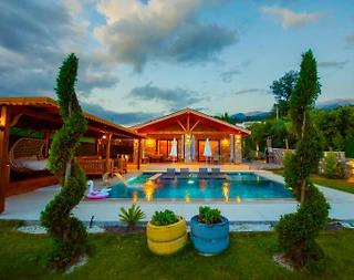 Seydikemer Yakaköy'de Nezih Konumda, Isıtmalı Havuzlu, Saunalı Villa - 1