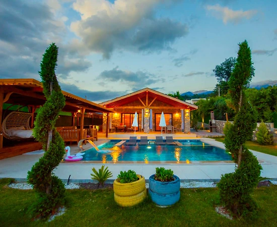 Seydikemer Yakaköy'de Nezih Konumda, Isıtmalı Havuzlu, Saunalı Villa - 1