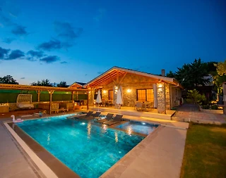 Seydikemer Yakaköy'de Nezih Konumda, Isıtmalı Havuzlu, Saunalı Villa - 4