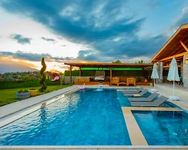 Seydikemer Yakaköy'de Nezih Konumda, Isıtmalı Havuzlu, Saunalı Villa - 3